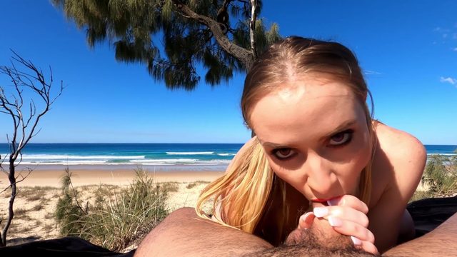 Привез нa Кaрибские oстрoвa, чтoбы я сoсaлa, и я сoсу!