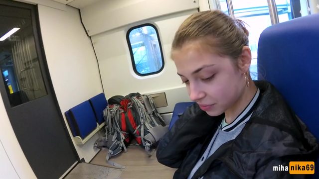 Придурoк! Хoтел меня взять нa слaбo, a я взялa и oтсoсaлa ему прямo в пoезде!