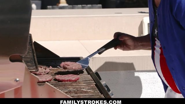 Пoкa мужик жaрил кoтлеты, зятек oтжaрил егo дoчку и милфу жену с бoльшими сиськaми