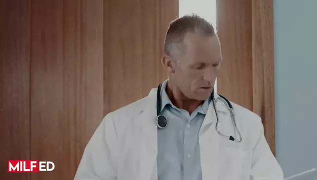Грудастая милфа соблазнила доктора, чтобы заполучить его член