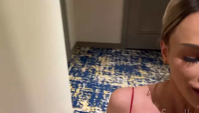 Популярная порнозвезда Emma Hix ублажает ртом и пиздой своего преданного фаната