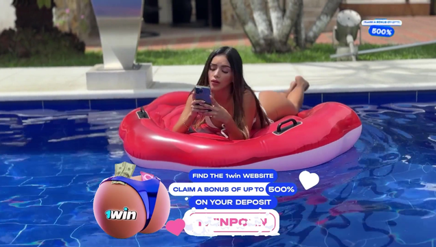 Молодая красотка загорает голышом в бассейне – смотри не кончи!