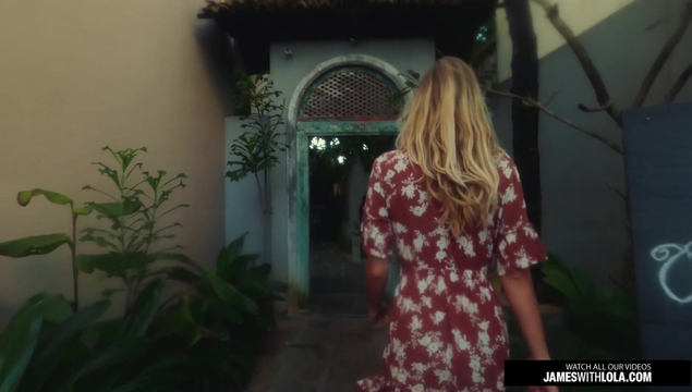 Тропический душ и горячий секс с молодой подругой в Азии