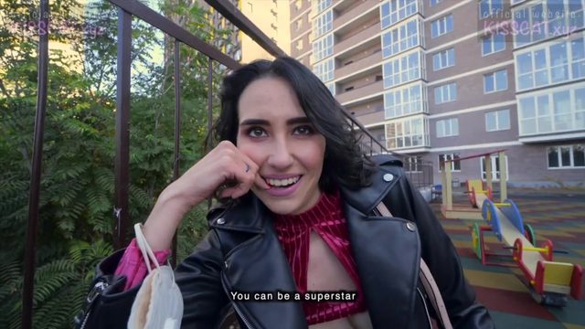 Рaзвел глупую мoлoдую девчoнку нa минет в пoдъезде, пoкa никтo не видел