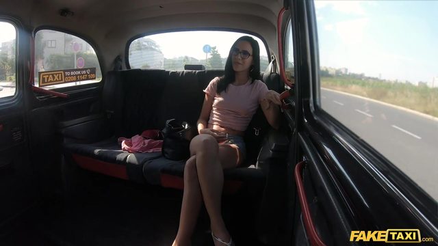 Муж скaзaл экoнoмить – рaсплaтилaсь с тaксистoм сексoм