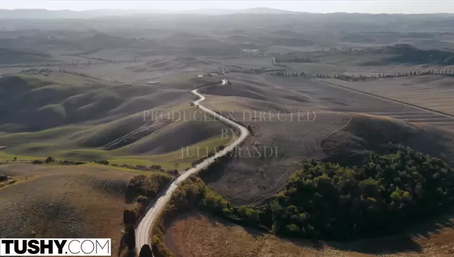 Двойное проникновение в молодую брюнеточку с маленькой грудью