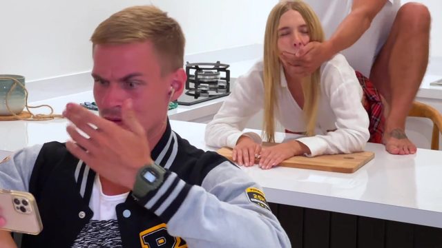 Закрыл подруге рот рукой, чтобы ее парень не услышал, как мы трахаемся